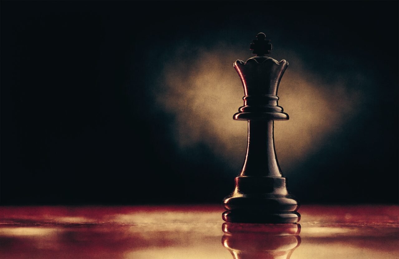 Peça de xadrez rei sob luz dramática — posicionamento estratégico